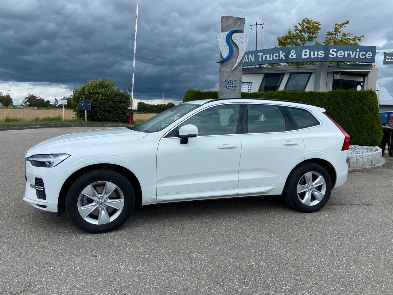 Volvo XC 60 XC60 Momentum Pro AWD - SUV: photos 1 Volvo XC 60 XC60 Momentum Pro AWD - SUV: photos 1