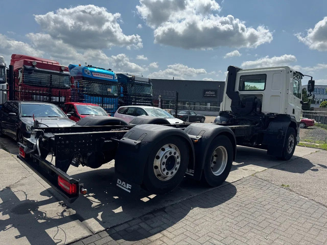 DAF CF 450 6X2 - EURO 6 + LIFT/STEERING AXLE - Châssis cabine: photos 4 DAF CF 450 6X2 - EURO 6 + LIFT/STEERING AXLE - Châssis cabine: photos 4