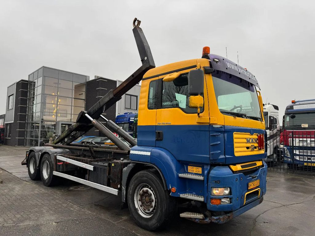 MAN TGA 28.440 6X2 - EURO 4 + VDL HOOK + LIFT AXLE - Camion ampliroll: photos 2 MAN TGA 28.440 6X2 - EURO 4 + VDL HOOK + LIFT AXLE - Camion ampliroll: photos 2