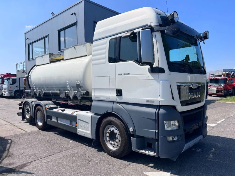 MAN TGX 26.560 6X2 EURO 6 - 11.500L VACUUM CLEANER - 2 COMPARTIMENTEN + INTARDER - Camion hydrocureur: photos 3 MAN TGX 26.560 6X2 EURO 6 - 11.500L VACUUM CLEANER - 2 COMPARTIMENTEN + INTARDER - Camion hydrocureur: photos 3