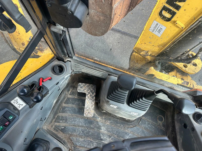 Tractopelle New Holland LB115B, CE, 240 MM MULTI PURPOSE LOADER BUCKET, 800 MM BACHOE DIGGING BUCKET, FLIP OVER FORKS, AIR CONDITIONER: photos 17