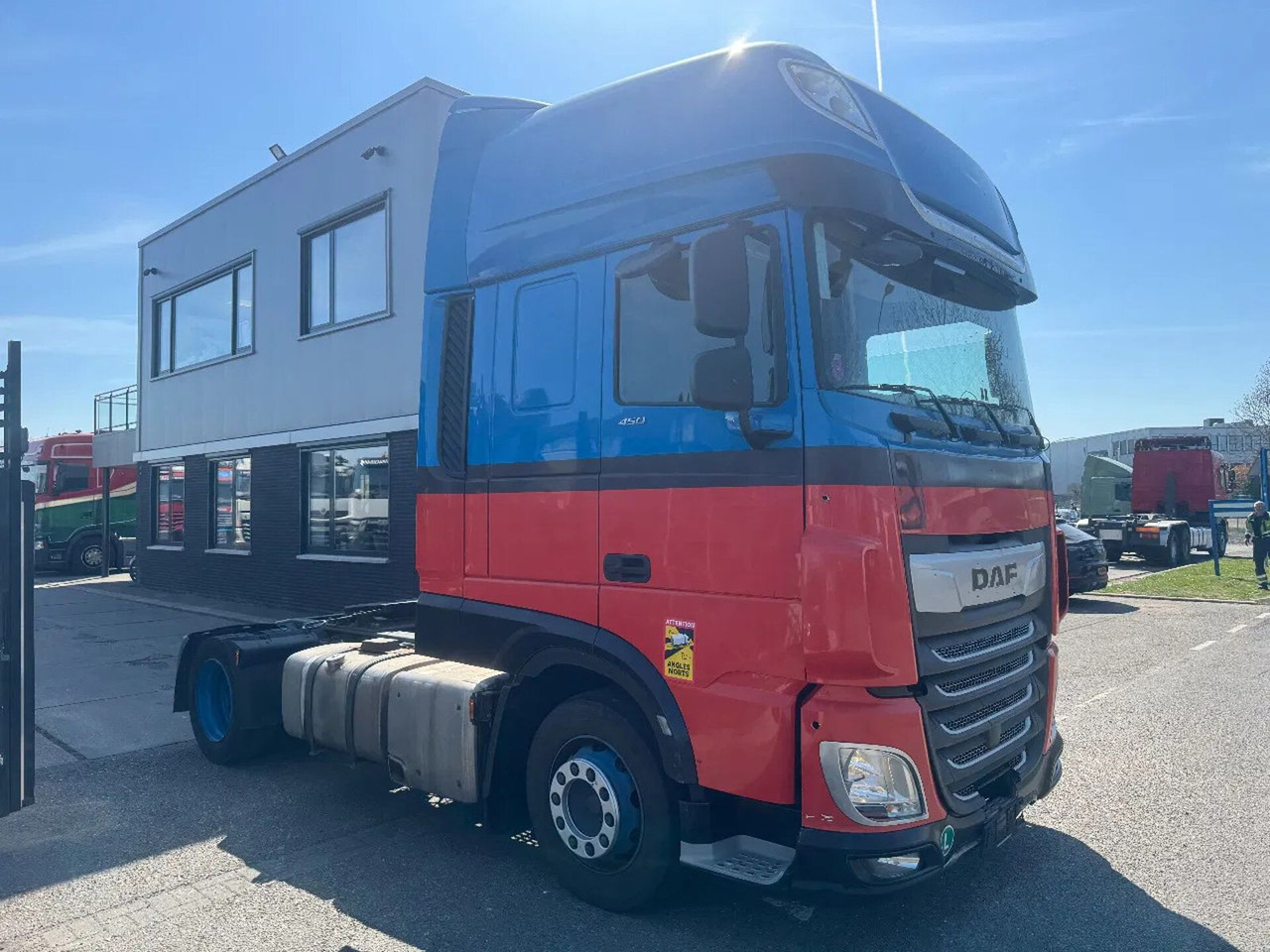 DAF XF 450 4X2 EURO 6 - Tracteur routier: photos 3 DAF XF 450 4X2 EURO 6 - Tracteur routier: photos 3