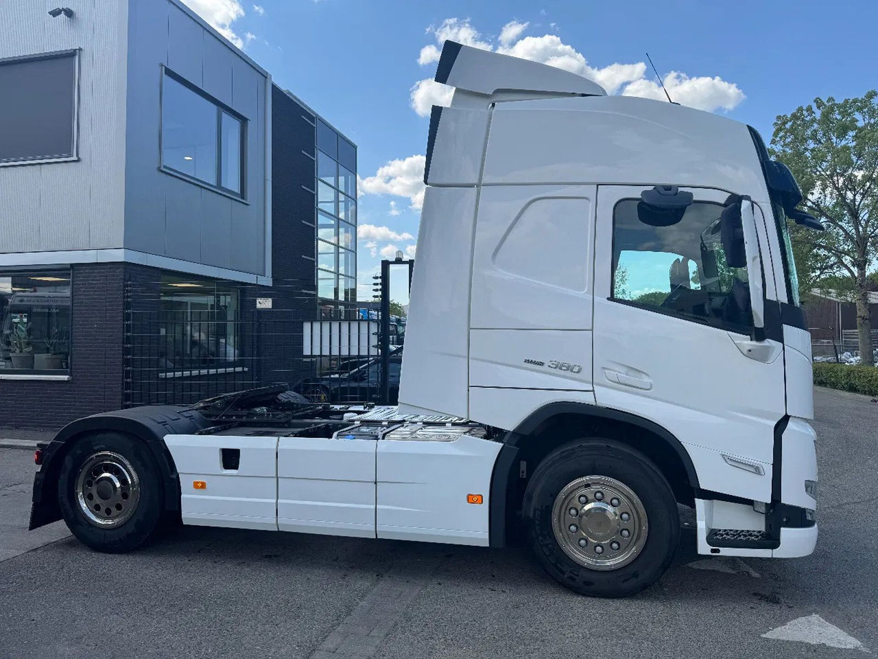 Volvo FM 380 4X2 EURO 6 NEW FACE SKIRTS AIRCO SPOILERS - Tracteur routier: photos 5 Volvo FM 380 4X2 EURO 6 NEW FACE SKIRTS AIRCO SPOILERS - Tracteur routier: photos 5