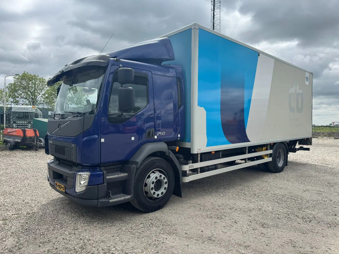 Volvo FL 250 4X2 3 UNITS CARGO LOCK + DHOLLANDIA LIFT - Camion fourgon: photos 5 Volvo FL 250 4X2 3 UNITS CARGO LOCK + DHOLLANDIA LIFT - Camion fourgon: photos 5