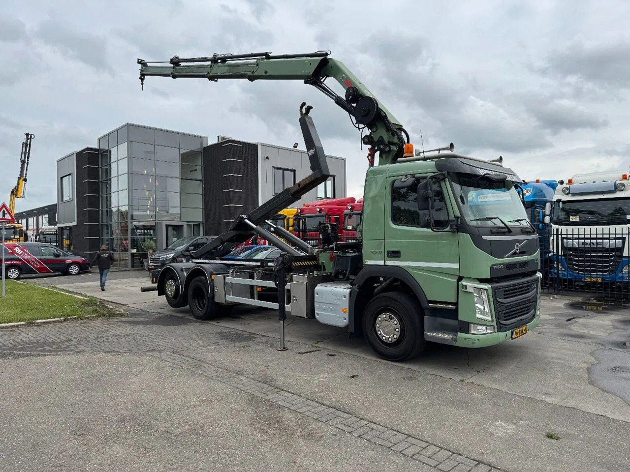 Volvo FM 370 6X2 VDL 21T HOOK + HIAB 211 + REMOTE CONT - Camion grue: photos 1 Volvo FM 370 6X2 VDL 21T HOOK + HIAB 211 + REMOTE CONT - Camion grue: photos 1