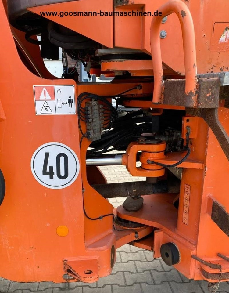 Chargeuse sur pneus Hitachi LX 210 E: photos 8