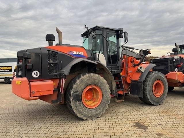 Hitachi ZW 250-6 - Chargeuse sur pneus: photos 3 Hitachi ZW 250-6 - Chargeuse sur pneus: photos 3