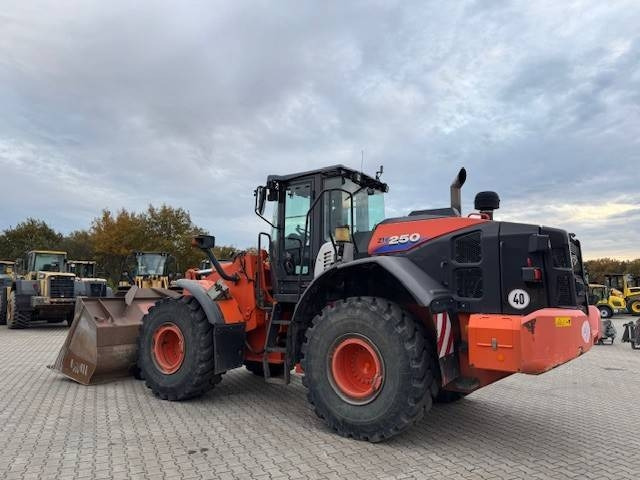 Hitachi ZW 250-6 - Chargeuse sur pneus: photos 1 Hitachi ZW 250-6 - Chargeuse sur pneus: photos 1