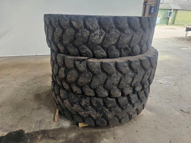 Michelin 18.00 R33 - Pneu pour Camion: photos 2 Michelin 18.00 R33 - Pneu pour Camion: photos 2