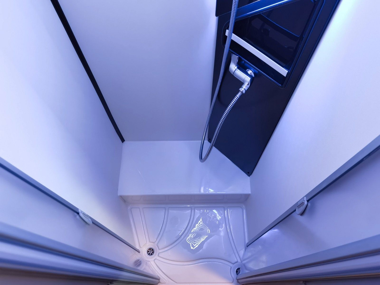 Camping-car intégral Eura Mobil INTEGRA LINE 720 EB /180PS-9G MAXI/ EINZELBETTEN: photos 21 Camping-car intégral Eura Mobil INTEGRA LINE 720 EB /180PS-9G MAXI/ EINZELBETTEN: photos 21