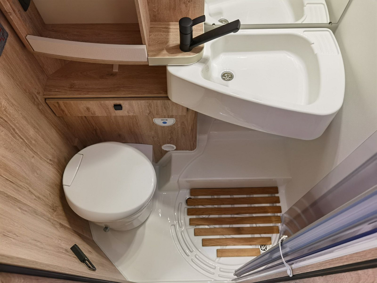 Crédit-bail de  Eura Mobil PROFILA T 695 EB / 140PS/ MONDIAL / EINZELBETTEN Eura Mobil PROFILA T 695 EB / 140PS/ MONDIAL / EINZELBETTEN: photos 21