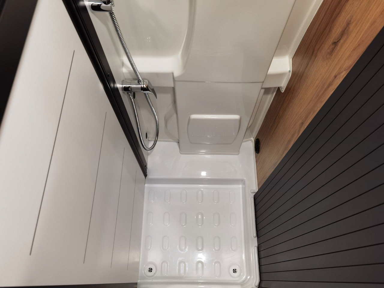 Crédit-bail de  Karmann DEXTER 580 /- 2026 -/ SKY-ROOF & MULTIMEDIA Karmann DEXTER 580 /- 2026 -/ SKY-ROOF & MULTIMEDIA: photos 21