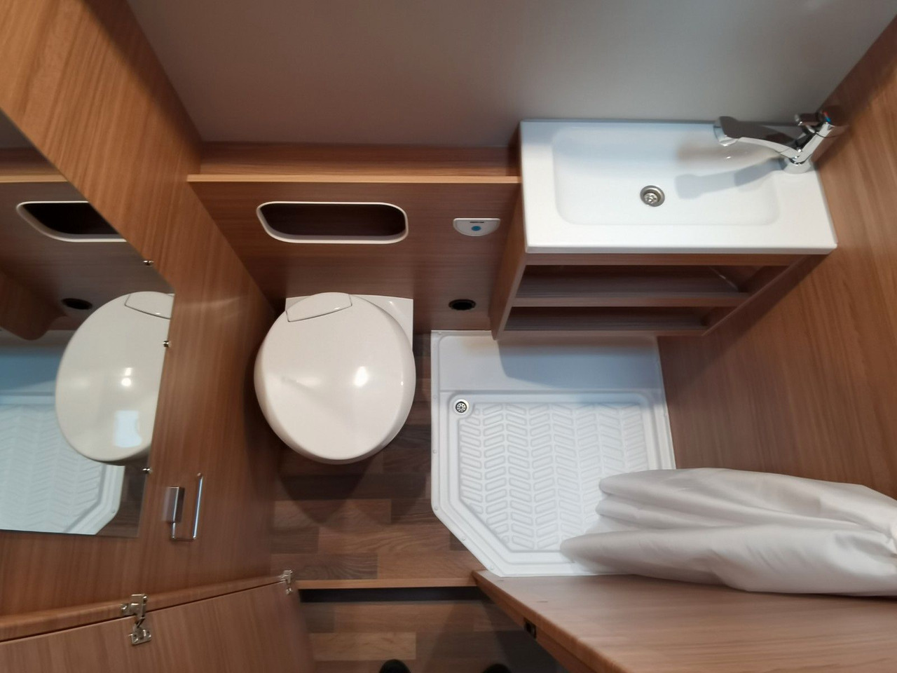 Camping-car capucine Weinsberg CARAHOME 600 DKG / 140PS / ETAGENBETTEN / 5xPERS: photos 24