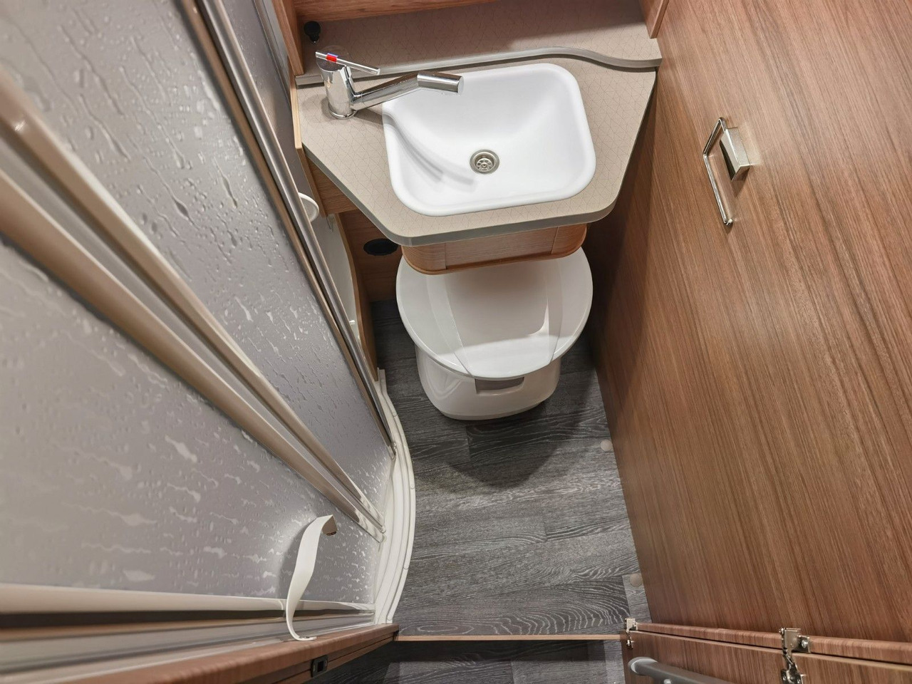 Crédit-bail de  Weinsberg CARASUITE 650 MEG/155-DSG/EINZELBETTEN & HUBBETT Weinsberg CARASUITE 650 MEG/155-DSG/EINZELBETTEN & HUBBETT: photos 23