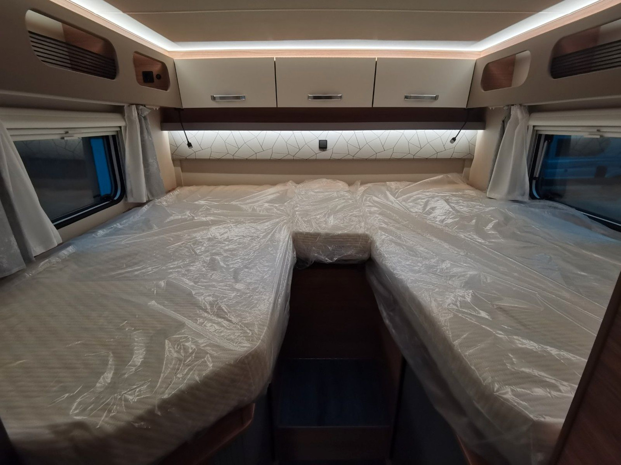 Crédit-bail de  Weinsberg CARASUITE 650 MEG/155-DSG/EINZELBETTEN & HUBBETT Weinsberg CARASUITE 650 MEG/155-DSG/EINZELBETTEN & HUBBETT: photos 18