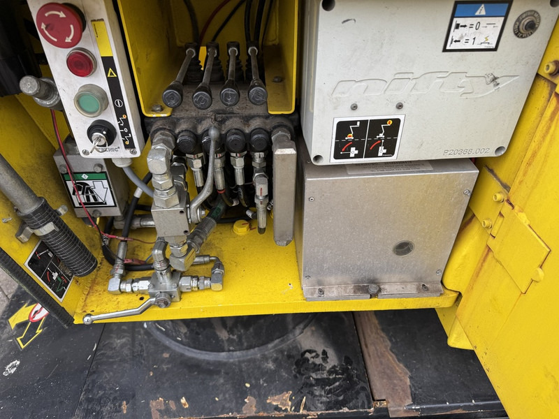 Nacelle articulée Niftylift HR12NDE Knikarmhoogwerker / Arbeitsbuhne HYBRIDE Kubota diesel 4x2 2014: photos 11 Nacelle articulée Niftylift HR12NDE Knikarmhoogwerker / Arbeitsbuhne HYBRIDE Kubota diesel 4x2 2014: photos 11