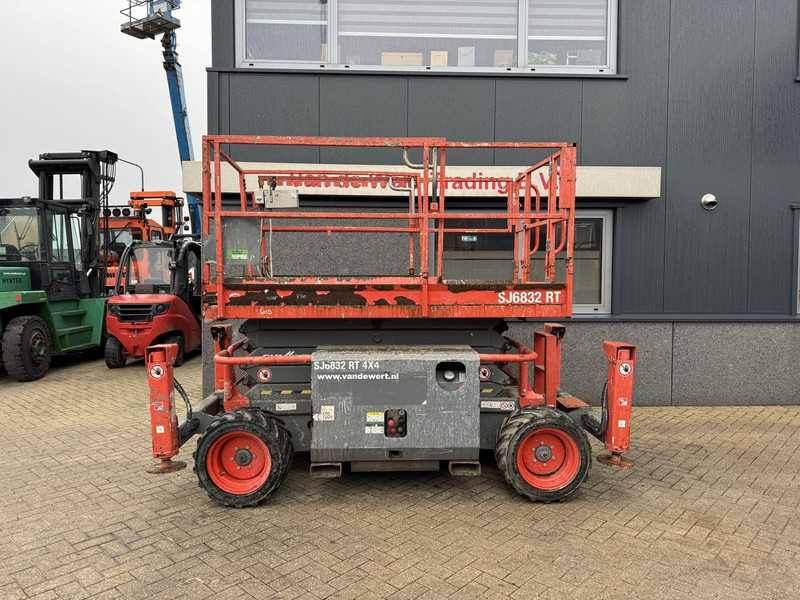 Skyjack SJ 6832RT Schaarhoogwerker SCISSOR 2014 4X4 Kubota Diesel 12M Werkhoogte - Nacelle ciseaux: photos 1 Skyjack SJ 6832RT Schaarhoogwerker SCISSOR 2014 4X4 Kubota Diesel 12M Werkhoogte - Nacelle ciseaux: photos 1
