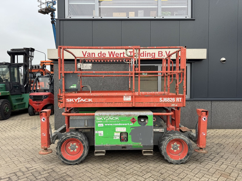 Skyjack SJ6826RT Schaarhoogwerker SCISSOR 2014 4X4 Kubota 10mtr Werkhoogte - Nacelle ciseaux: photos 1 Skyjack SJ6826RT Schaarhoogwerker SCISSOR 2014 4X4 Kubota 10mtr Werkhoogte - Nacelle ciseaux: photos 1