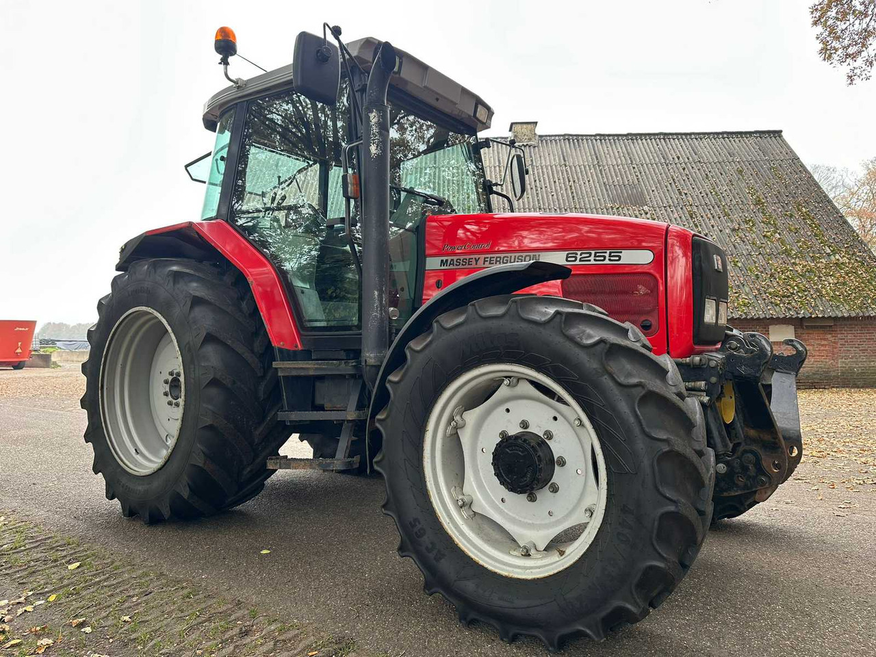 2002 MASSEY FERGUSON 6255 FOUR WHEEL DRIVE FARM TRACTOR - Tracteur agricole: photos 3 2002 MASSEY FERGUSON 6255 FOUR WHEEL DRIVE FARM TRACTOR - Tracteur agricole: photos 3