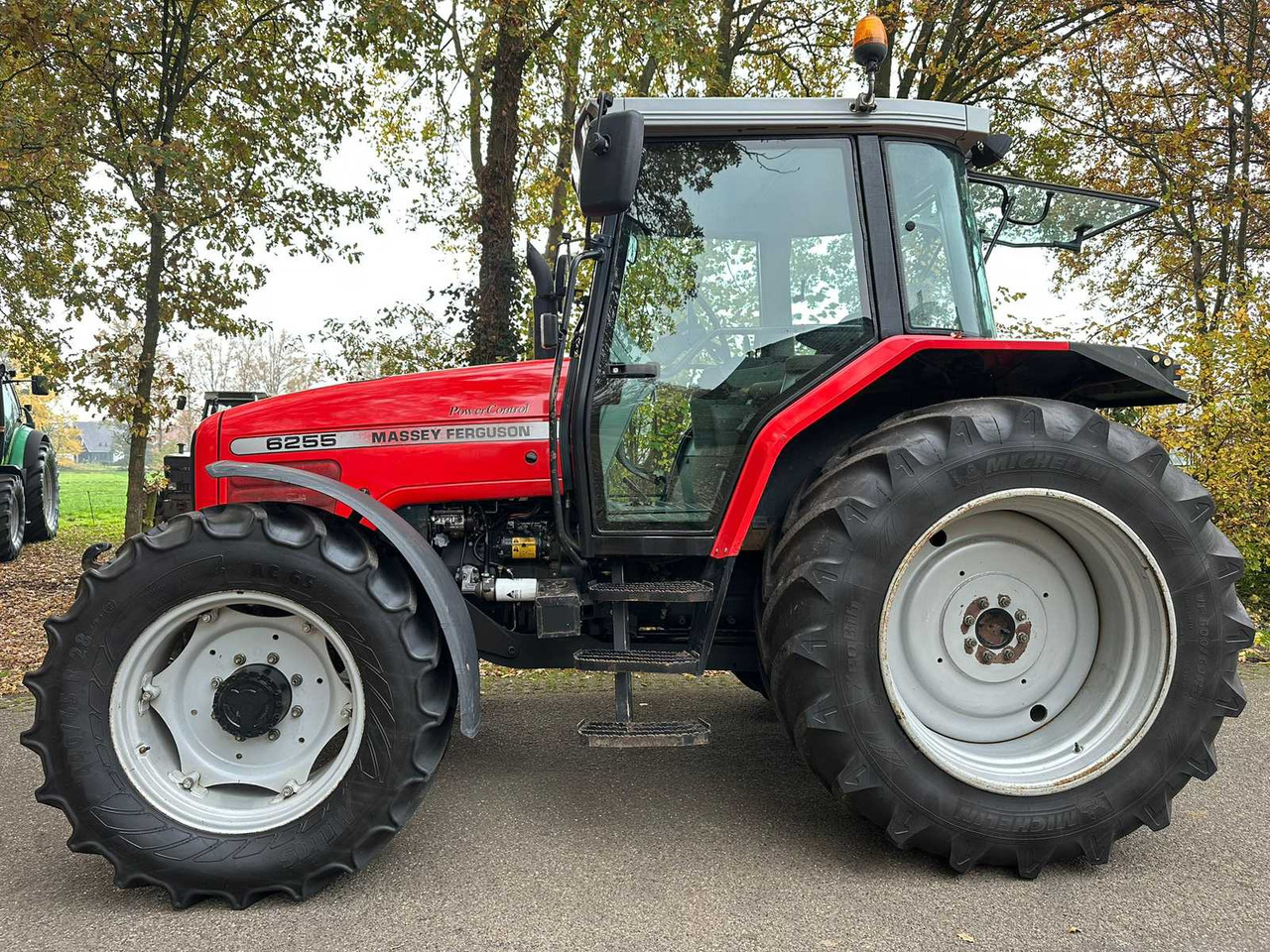 2002 MASSEY FERGUSON 6255 FOUR WHEEL DRIVE FARM TRACTOR - Tracteur agricole: photos 2 2002 MASSEY FERGUSON 6255 FOUR WHEEL DRIVE FARM TRACTOR - Tracteur agricole: photos 2