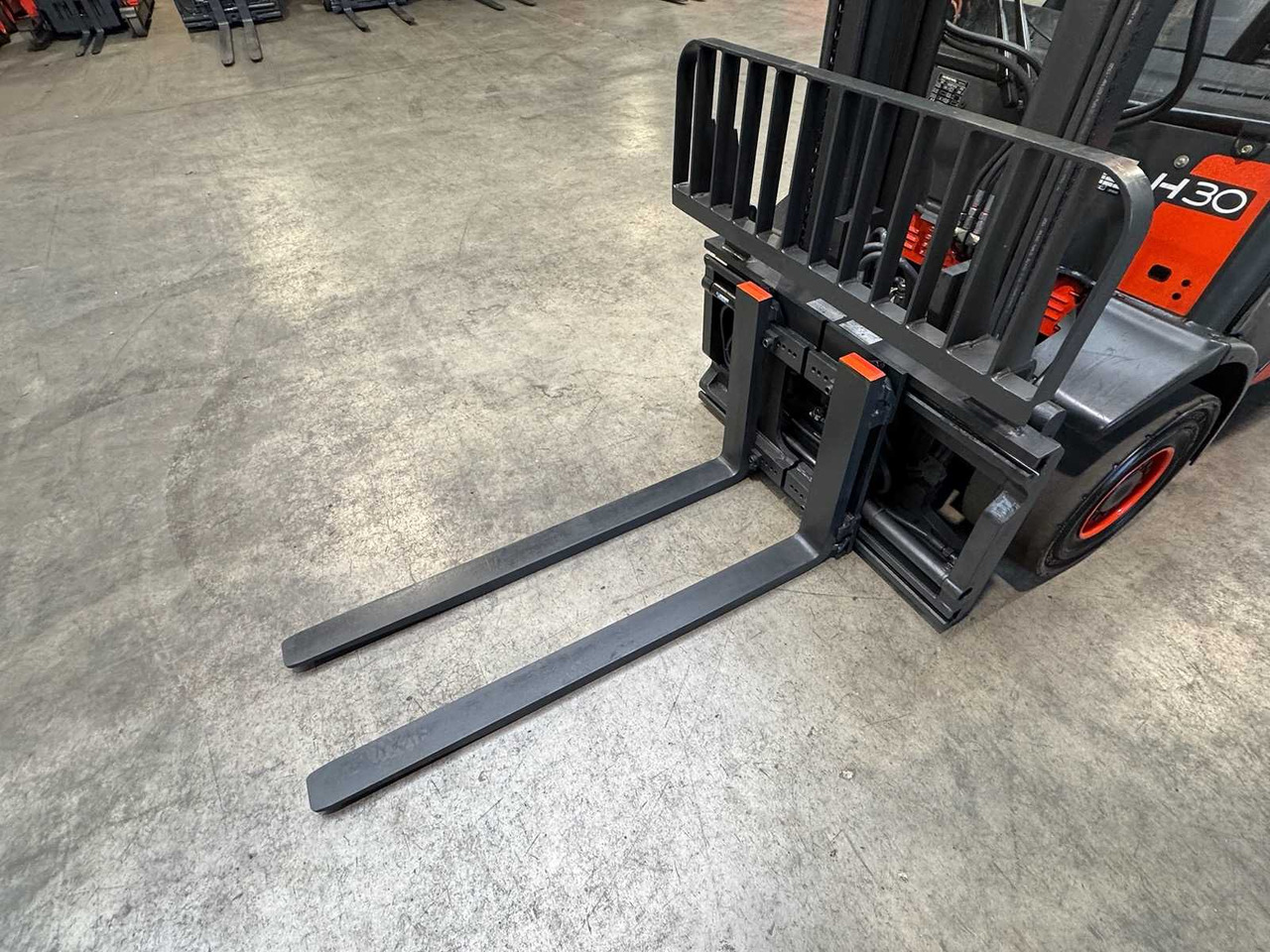 2006 LINDE H30T 3.000KG 3.+4. - Chariot élévateur: photos 3 2006 LINDE H30T 3.000KG 3.+4. - Chariot élévateur: photos 3