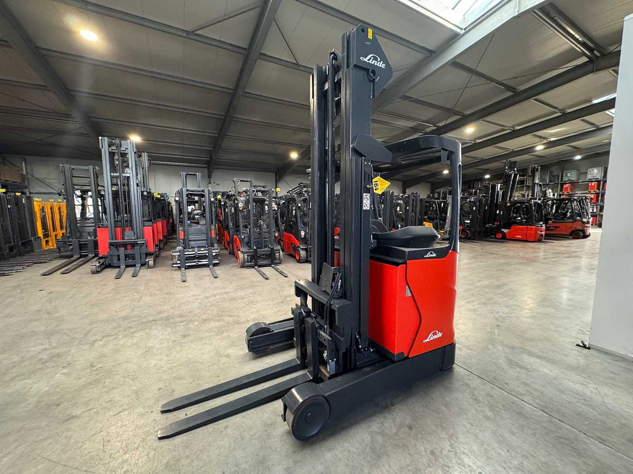 2017 LINDE R16 1.600KG TRIPLEX 700CM FORK ADJUSTER FORKLIFT ELECTRIC FORKLIFT REACH TRUCK - Chariot élévateur: photos 1 2017 LINDE R16 1.600KG TRIPLEX 700CM FORK ADJUSTER FORKLIFT ELECTRIC FORKLIFT REACH TRUCK - Chariot élévateur: photos 1