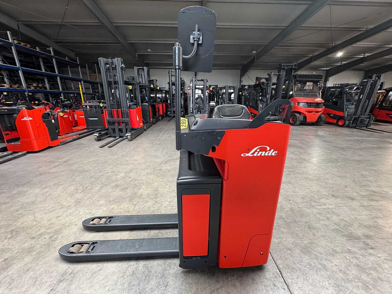 BATTERY 46/2023 BJ.2020 SERVICE + UVV 08/2026 LINDE T20R PALLET TRUCK STACKER ANT 4,715 HOURS - Chariot élévateur: photos 1 BATTERY 46/2023 BJ.2020 SERVICE + UVV 08/2026 LINDE T20R PALLET TRUCK STACKER ANT 4,715 HOURS - Chariot élévateur: photos 1