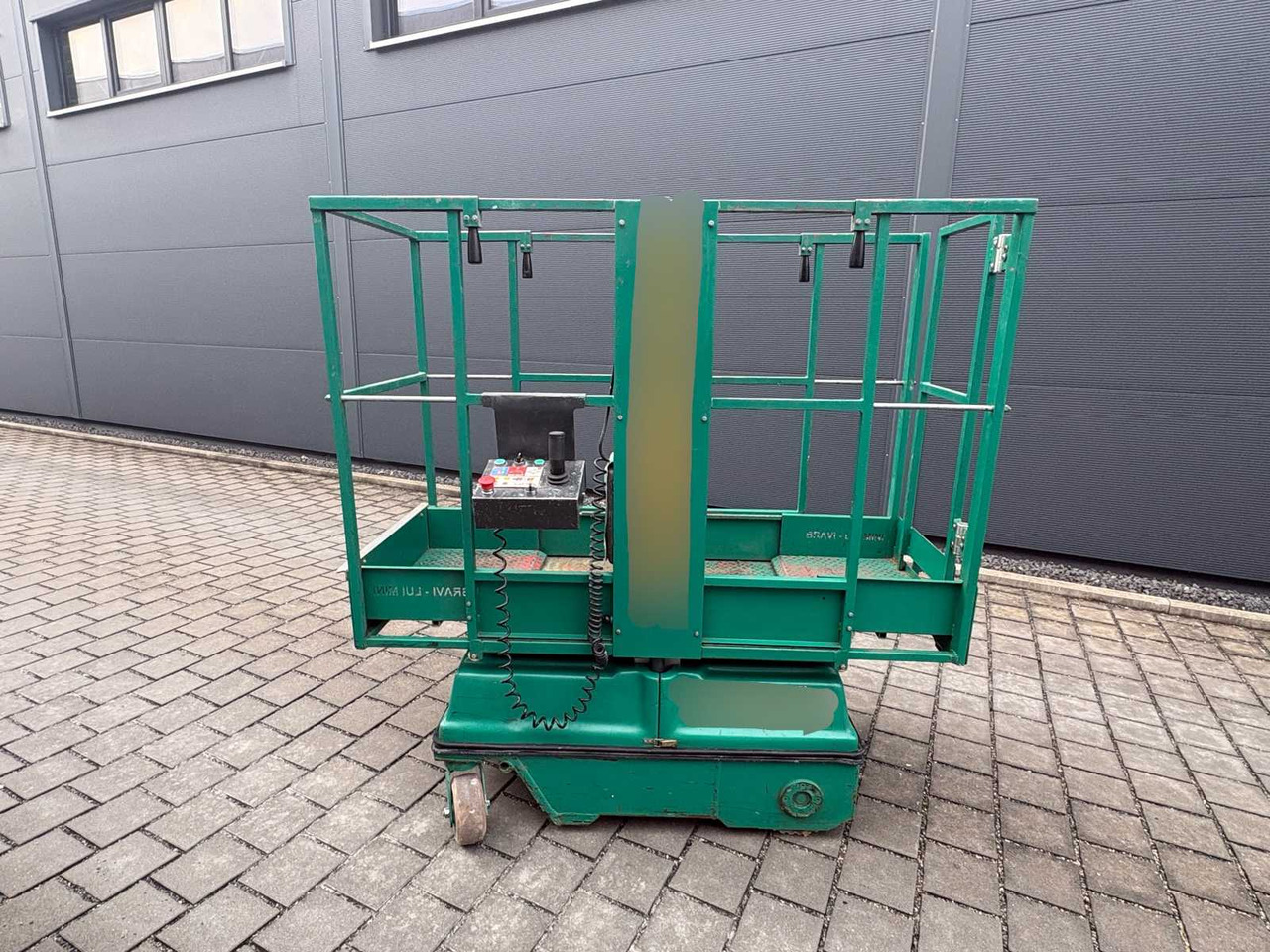 BRAVIISOL LUI M. S.I - AERIAL WORK PLATFORM / MAST LIFT (2010) - Nacelle: photos 1 BRAVIISOL LUI M. S.I - AERIAL WORK PLATFORM / MAST LIFT (2010) - Nacelle: photos 1