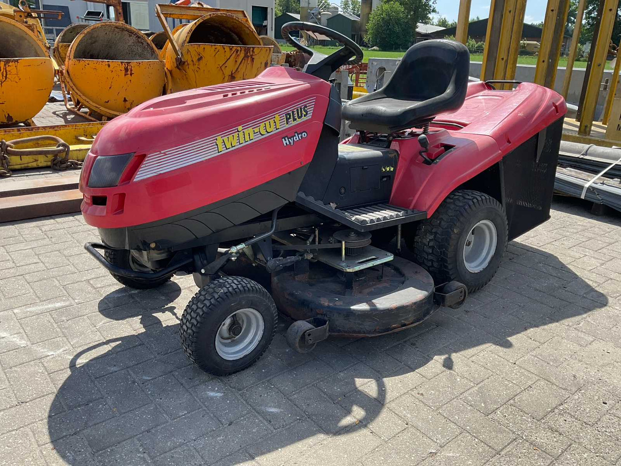 Castelgarden Twin-Cut Plus 122 Hydro - Motofaucheuse: photos 1 Castelgarden Twin-Cut Plus 122 Hydro - Motofaucheuse: photos 1
