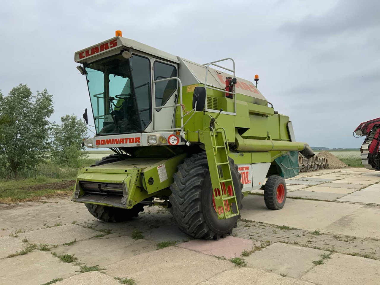 Claas Dominator 108 SL - Moissonneuse-batteuse: photos 1 Claas Dominator 108 SL - Moissonneuse-batteuse: photos 1