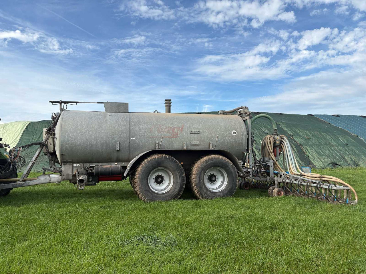 FLIEGL Güllefass mit Schleppschuhverteiler und Scheibeninjektor - Epandeur à fumier: photos 1 FLIEGL Güllefass mit Schleppschuhverteiler und Scheibeninjektor - Epandeur à fumier: photos 1