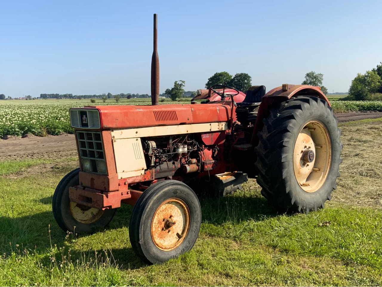 International 1046 A - Tracteur agricole: photos 1 International 1046 A - Tracteur agricole: photos 1