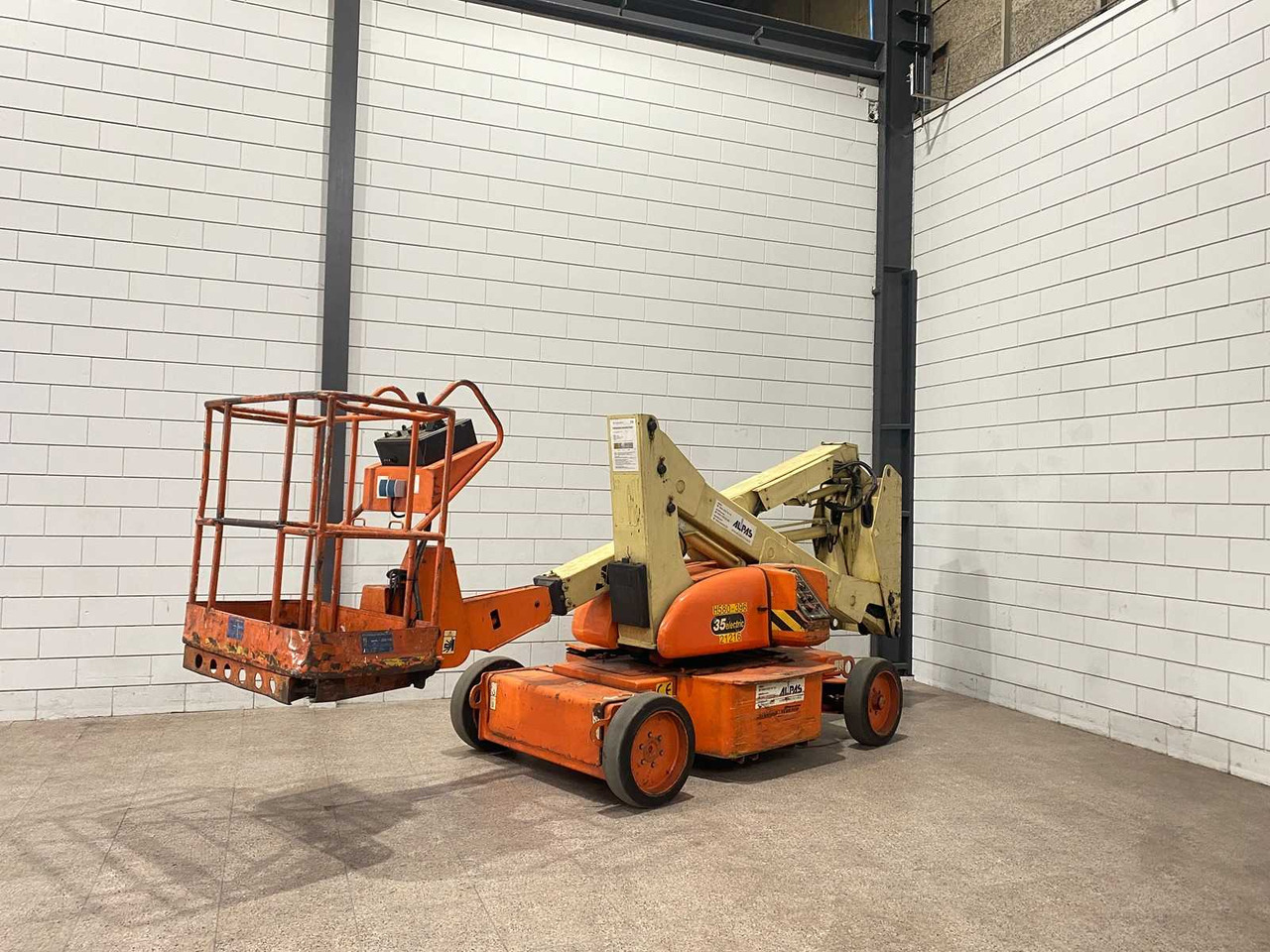 JLG N35E - Nacelle: photos 1 JLG N35E - Nacelle: photos 1