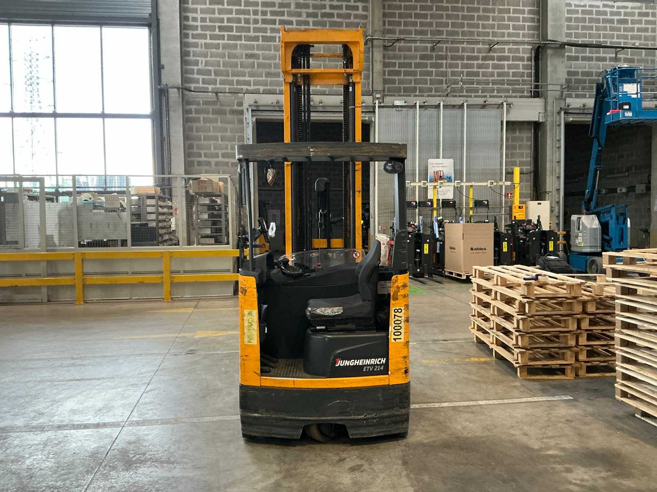 JUNGHEINRICH - 2014 - ETV214 - FORKLIFT - Chariot élévateur: photos 5 JUNGHEINRICH - 2014 - ETV214 - FORKLIFT - Chariot élévateur: photos 5