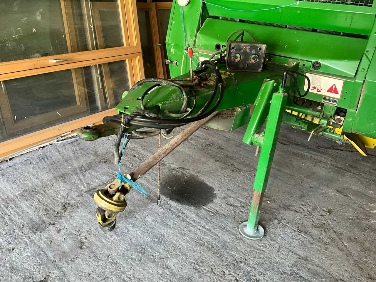 Presse à balles rondes John Deere 550: photos 8