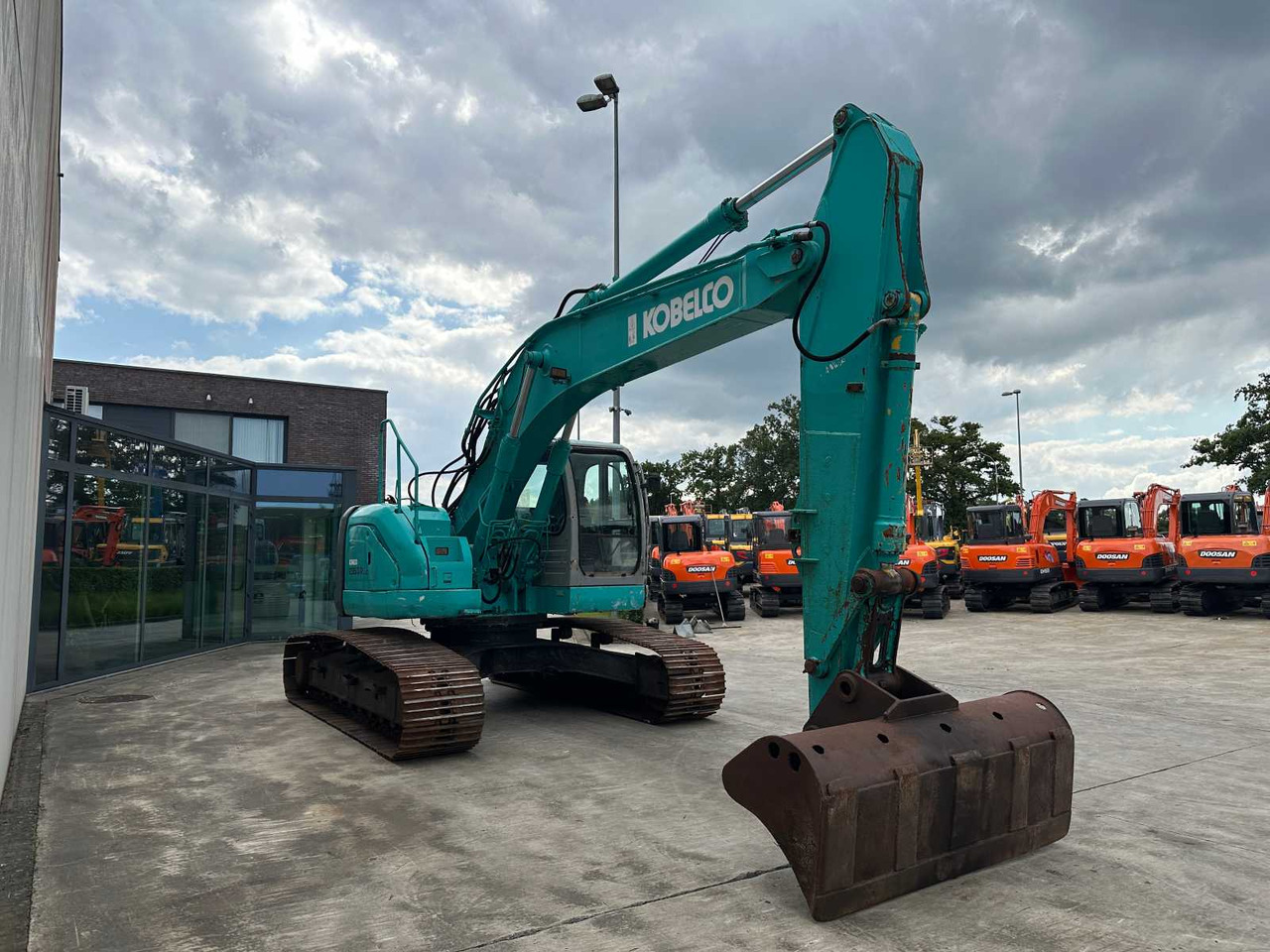 Kobelco SK235SRLC-1E - Pelle sur chenille: photos 3 Kobelco SK235SRLC-1E - Pelle sur chenille: photos 3