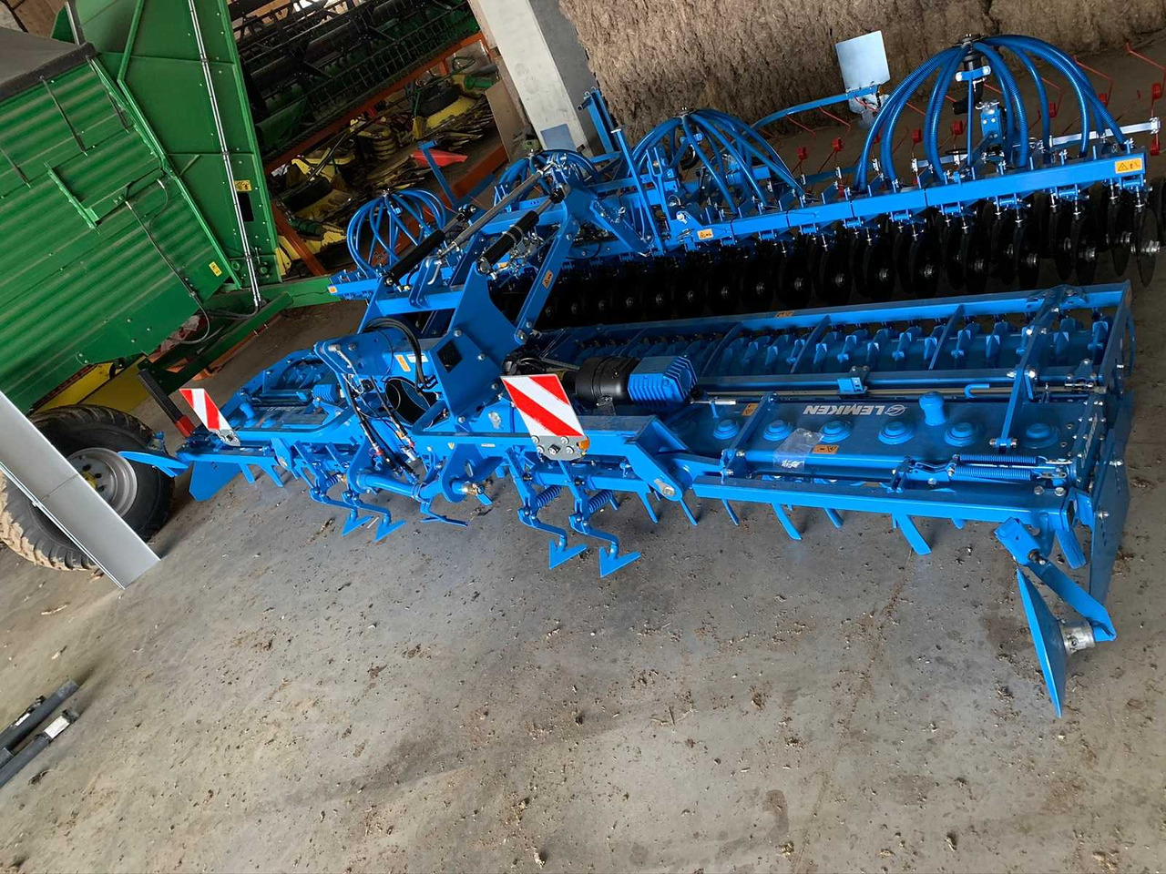 LEMKEN SOLITAIR + ZIRKON + FRONT TANK Solitair 12K/600 + Zirkon 12K/600 + Front Tank Solitair 23 - Semoir/ Planteuse: photos 5 LEMKEN SOLITAIR + ZIRKON + FRONT TANK Solitair 12K/600 + Zirkon 12K/600 + Front Tank Solitair 23 - Semoir/ Planteuse: photos 5
