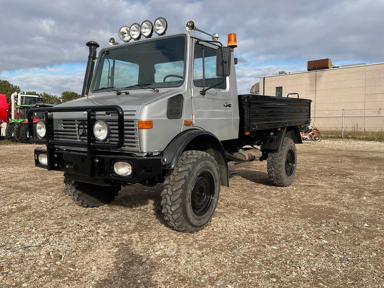MERCEDES-BENZ UNIMOG 435 ALL-WHEEL DRIVE (AGRICULTURAL LICENSE PLATE + 80KM P/H) - Tracteur agricole: photos 1 MERCEDES-BENZ UNIMOG 435 ALL-WHEEL DRIVE (AGRICULTURAL LICENSE PLATE + 80KM P/H) - Tracteur agricole: photos 1