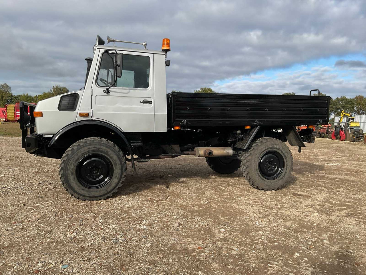 MERCEDES-BENZ UNIMOG 435 ALL-WHEEL DRIVE (AGRICULTURAL LICENSE PLATE + 80KM P/H) - Tracteur agricole: photos 2 MERCEDES-BENZ UNIMOG 435 ALL-WHEEL DRIVE (AGRICULTURAL LICENSE PLATE + 80KM P/H) - Tracteur agricole: photos 2