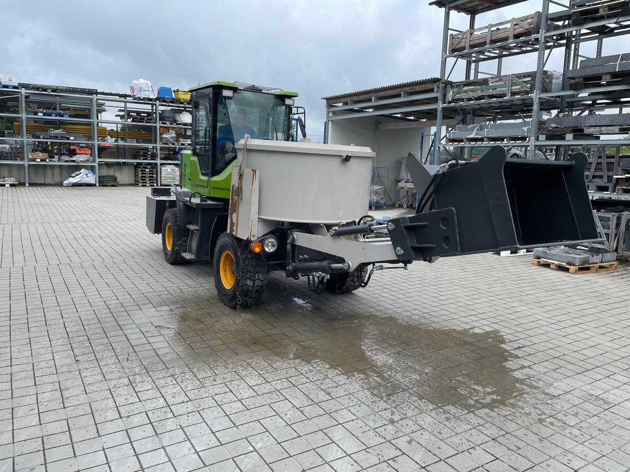 Moving Concrete Mixer - Mélangeuse: photos 1 Moving Concrete Mixer - Mélangeuse: photos 1