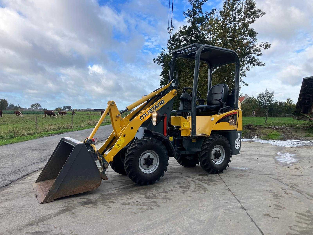 Mustang AL 100 - Chargeuse sur pneus: photos 3 Mustang AL 100 - Chargeuse sur pneus: photos 3