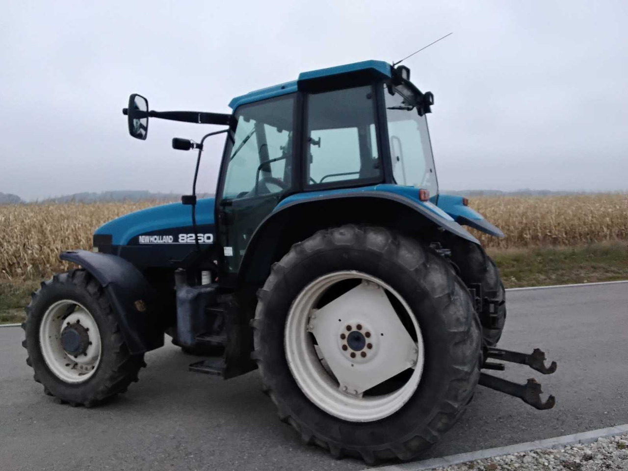 NEW HOLLAND - 8260 - 2000 - AGRICULTURAL TRACTOR WITH FOUR-WHEEL DRIVE - Tracteur agricole: photos 2 NEW HOLLAND - 8260 - 2000 - AGRICULTURAL TRACTOR WITH FOUR-WHEEL DRIVE - Tracteur agricole: photos 2
