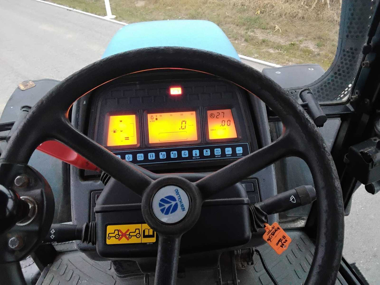 NEW HOLLAND - 8260 - 2000 - AGRICULTURAL TRACTOR WITH FOUR-WHEEL DRIVE - Tracteur agricole: photos 5 NEW HOLLAND - 8260 - 2000 - AGRICULTURAL TRACTOR WITH FOUR-WHEEL DRIVE - Tracteur agricole: photos 5