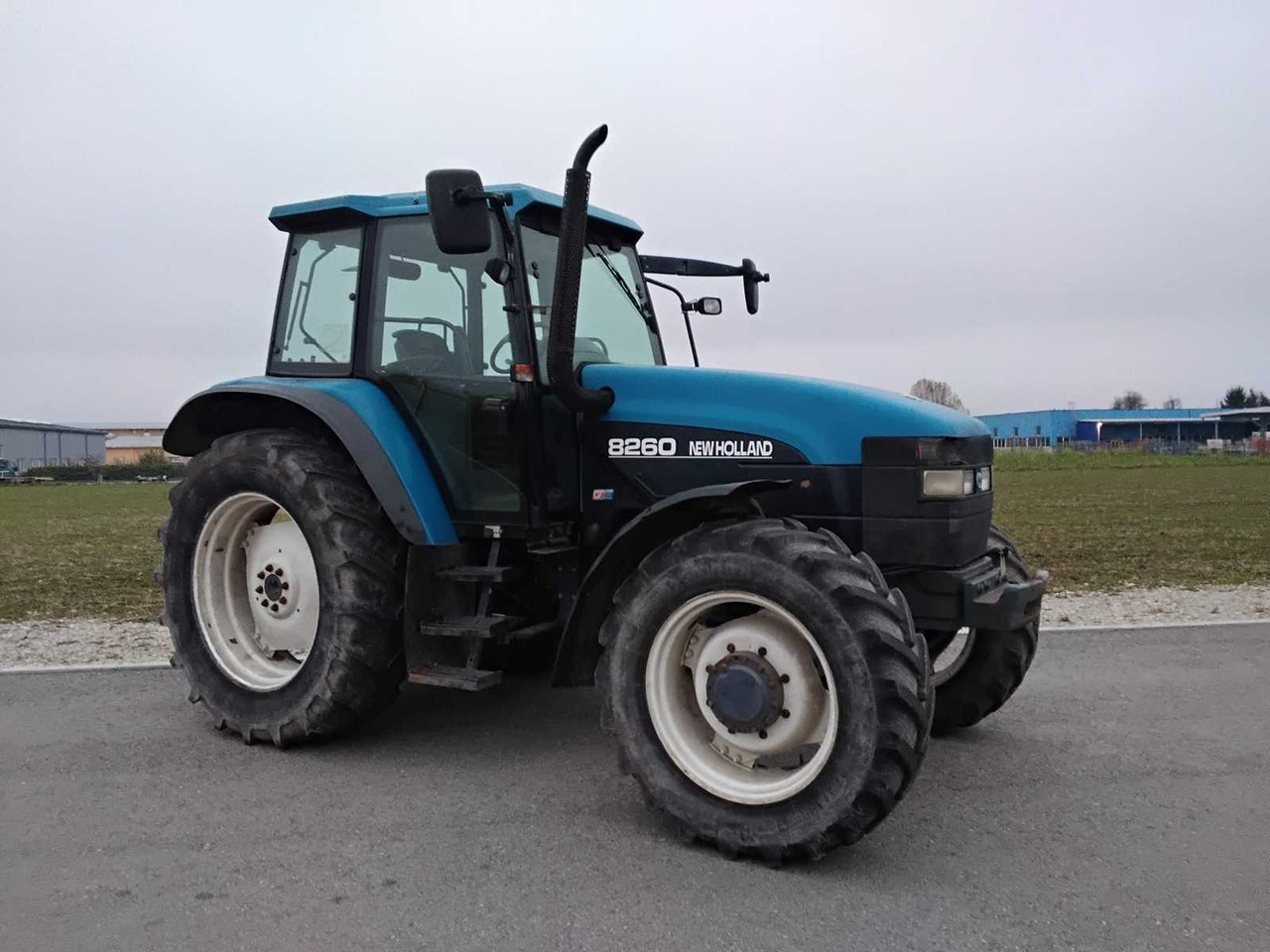 NEW HOLLAND - 8260 - 2000 - AGRICULTURAL TRACTOR WITH FOUR-WHEEL DRIVE - Tracteur agricole: photos 1 NEW HOLLAND - 8260 - 2000 - AGRICULTURAL TRACTOR WITH FOUR-WHEEL DRIVE - Tracteur agricole: photos 1