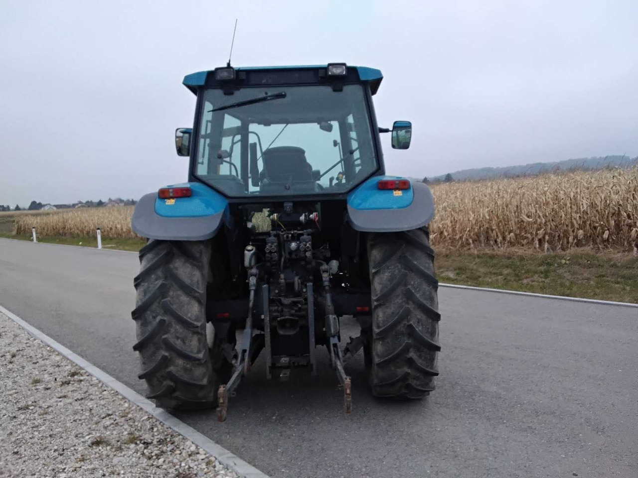 NEW HOLLAND - 8260 - 2000 - AGRICULTURAL TRACTOR WITH FOUR-WHEEL DRIVE - Tracteur agricole: photos 3 NEW HOLLAND - 8260 - 2000 - AGRICULTURAL TRACTOR WITH FOUR-WHEEL DRIVE - Tracteur agricole: photos 3
