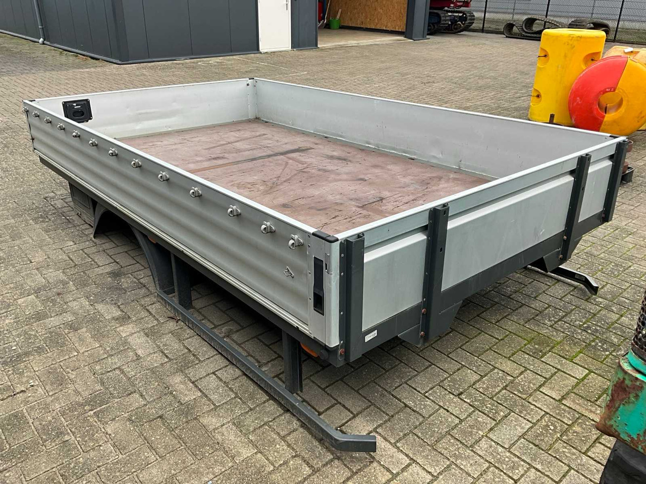 PRITSCHE P2 CS R MERCEDES SPRINTER CARGO BOX - Remorque: photos 2 PRITSCHE P2 CS R MERCEDES SPRINTER CARGO BOX - Remorque: photos 2