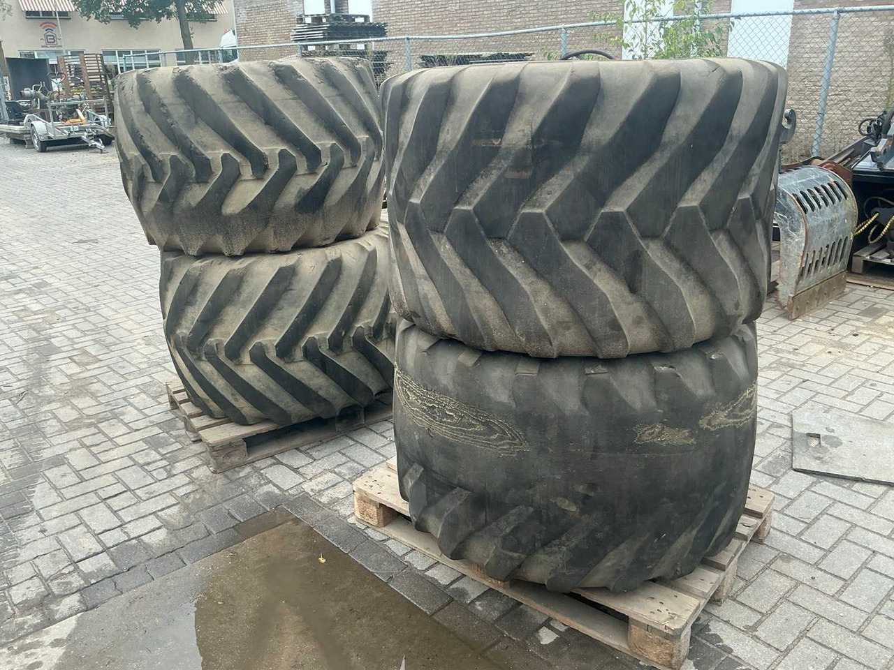 TIRES FOR EXCAVATOR (SET OF 4 PIECES) - Pelle sur pneus: photos 5 TIRES FOR EXCAVATOR (SET OF 4 PIECES) - Pelle sur pneus: photos 5
