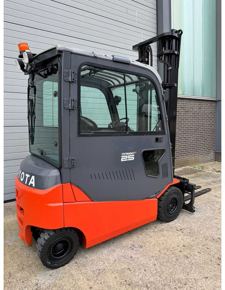 TOYOTA - 2013 - 8-FBMT-25 - FORK POSITIONER, SIDE-SHIFT - FORKLIFT - Chariot élévateur: photos 4 TOYOTA - 2013 - 8-FBMT-25 - FORK POSITIONER, SIDE-SHIFT - FORKLIFT - Chariot élévateur: photos 4