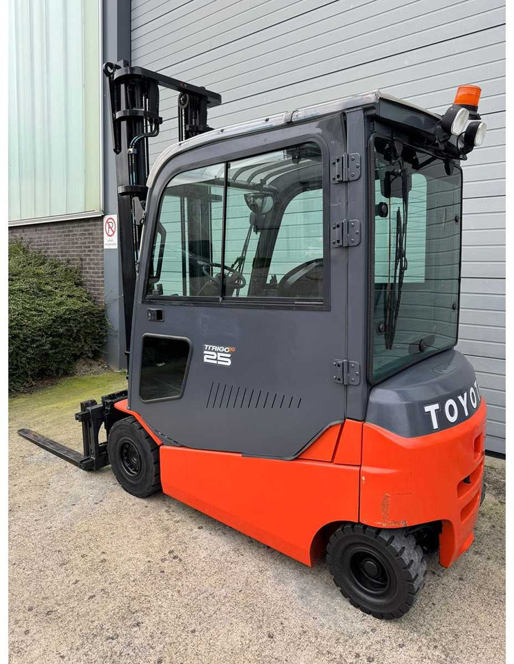 TOYOTA - 2013 - 8-FBMT-25 - FORK POSITIONER, SIDE-SHIFT - FORKLIFT - Chariot élévateur: photos 3 TOYOTA - 2013 - 8-FBMT-25 - FORK POSITIONER, SIDE-SHIFT - FORKLIFT - Chariot élévateur: photos 3