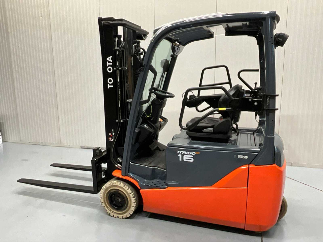 TOYOTA - 2018 - 8FBE16T - FORKLIFT, FREELIFT - SIDE-SHIFT - PLASTIC ROOF - 4TH FUNCTION - Chariot élévateur: photos 4 TOYOTA - 2018 - 8FBE16T - FORKLIFT, FREELIFT - SIDE-SHIFT - PLASTIC ROOF - 4TH FUNCTION - Chariot élévateur: photos 4